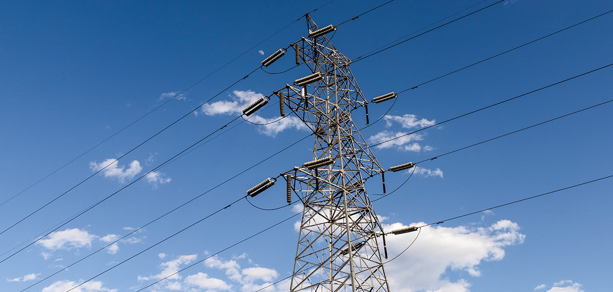 黄河上游玛尔挡水电站顺利完成首台坝顶门机吊装